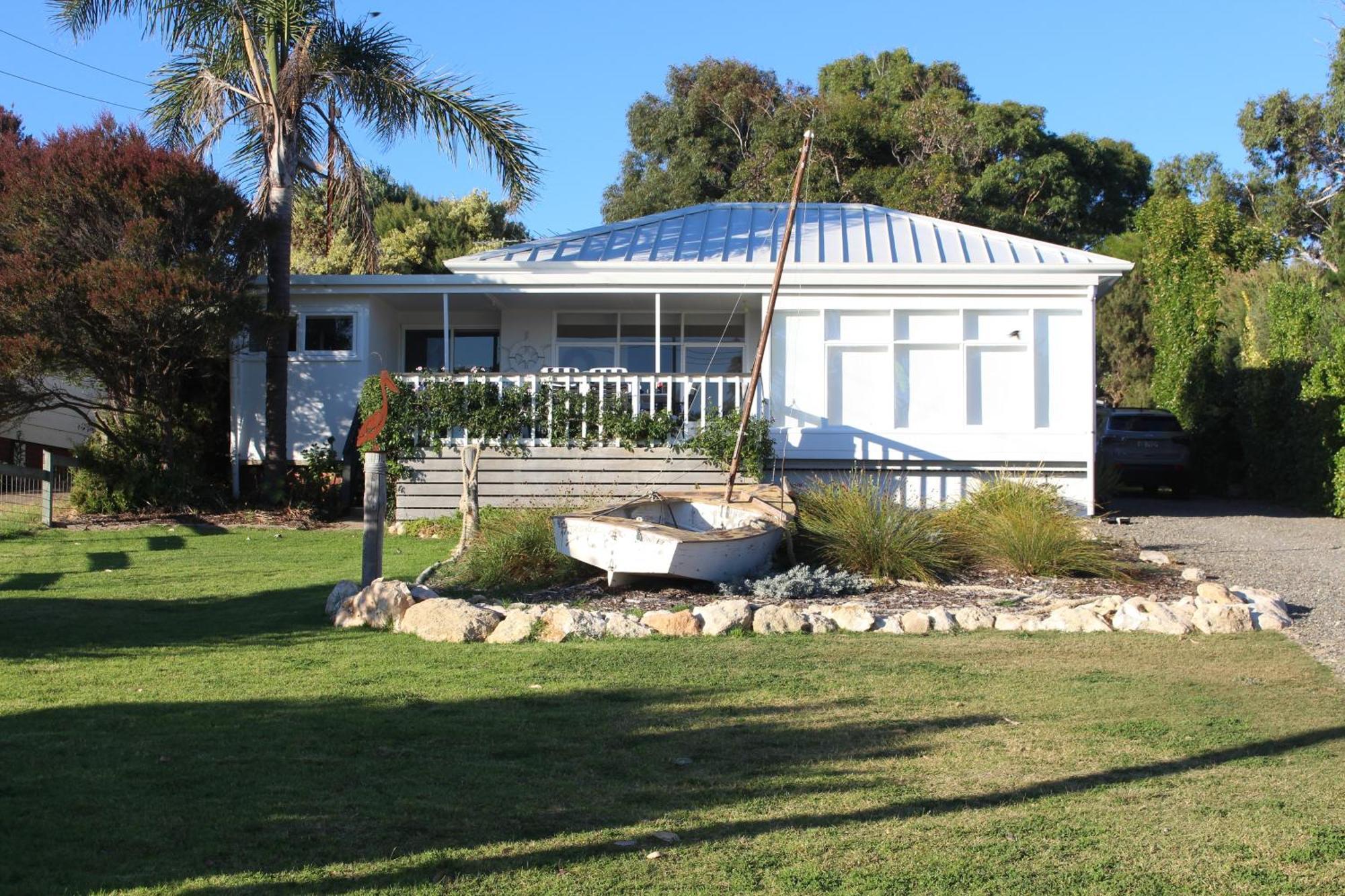 The Boathouse, A Place To Unwind & Explore * Clayton Bay