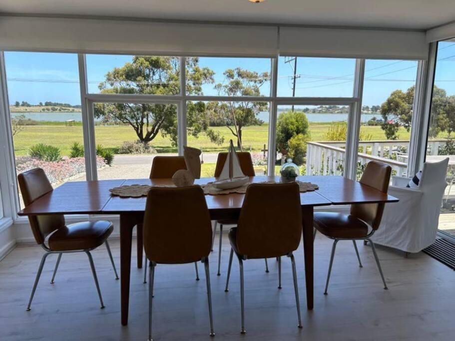 The Boathouse, A Place To Unwind & Explore Holiday home *