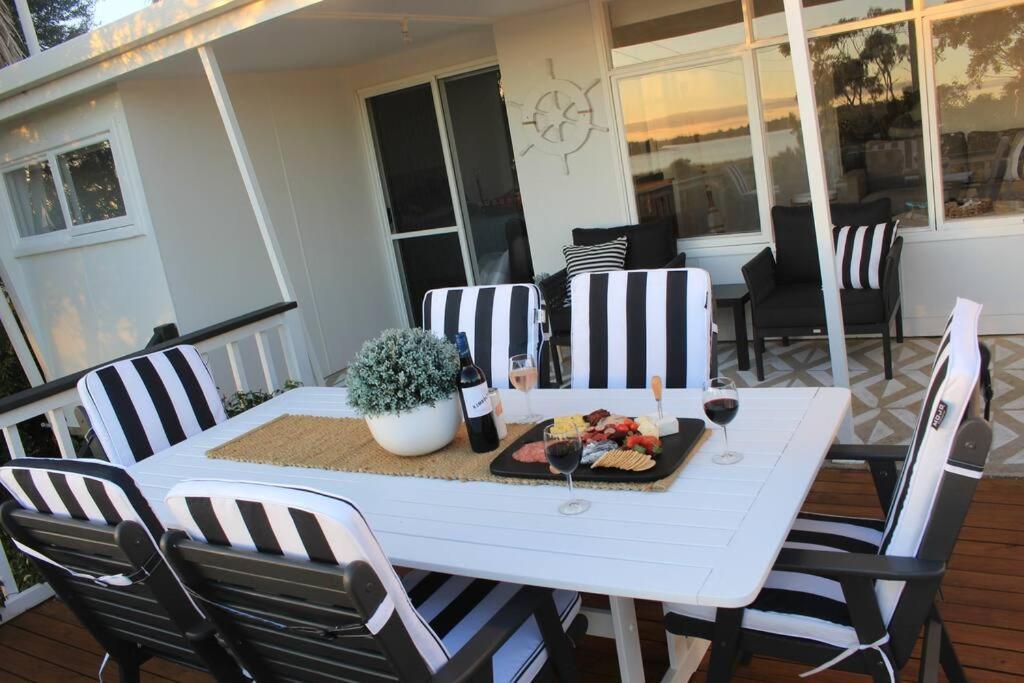 The Boathouse, A Place To Unwind & Explore Holiday home Clayton Bay