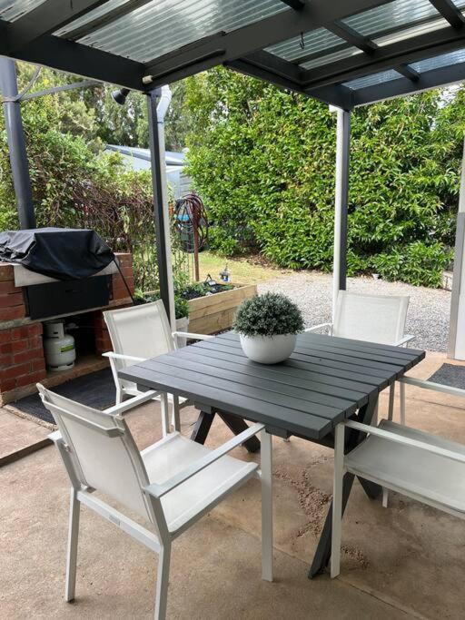 The Boathouse, A Place To Unwind & Explore Holiday home *