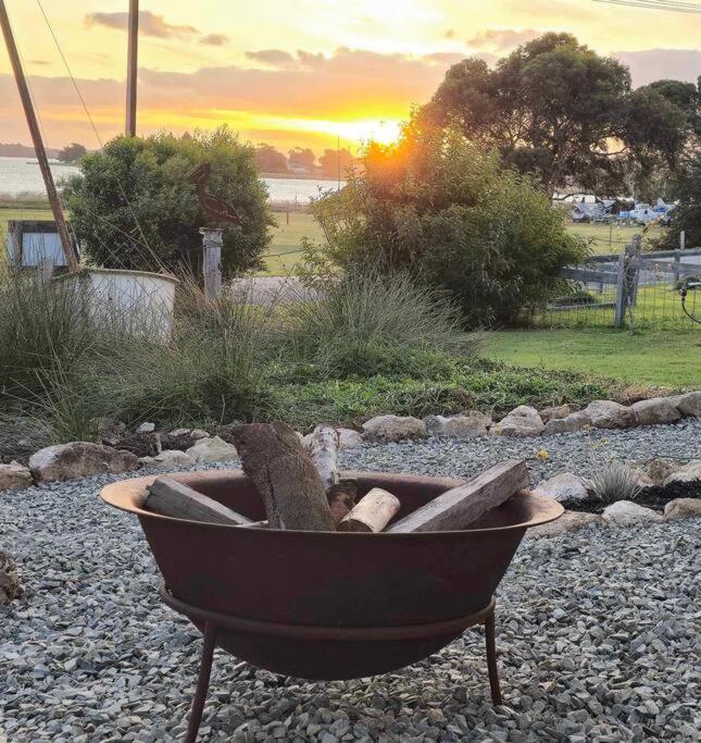 The Boathouse, A Place To Unwind & Explore Holiday home